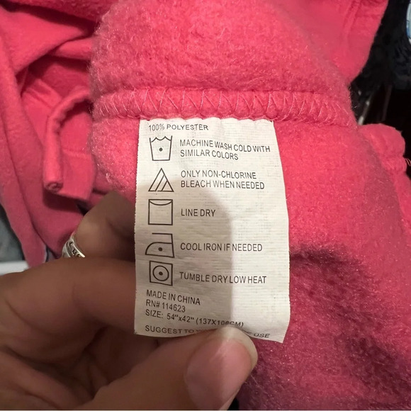 Super Soft & Warm Pink Snuggie for kids, 54” x 42” - Picture 9 of 10